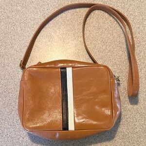 Clare V. MIDI Sac color: natural with stripes